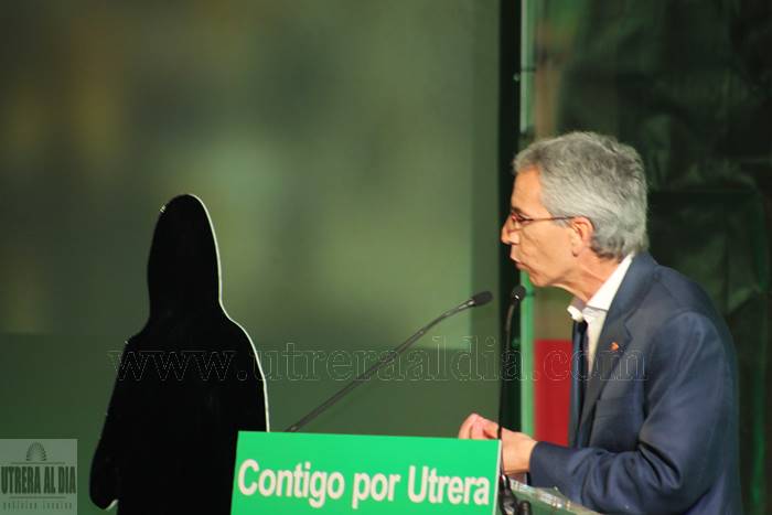 Francisco Jiménez (PA) debate, en la presentación de su candidatura, con la silueta de Susana Díaz