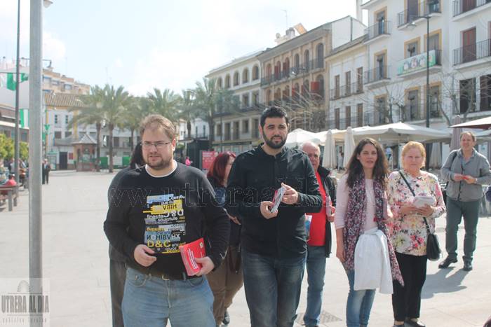 Carlos Guirao (IU) hace campaña para las autonómicas en Utrera, junto a la número 2 por Sevilla