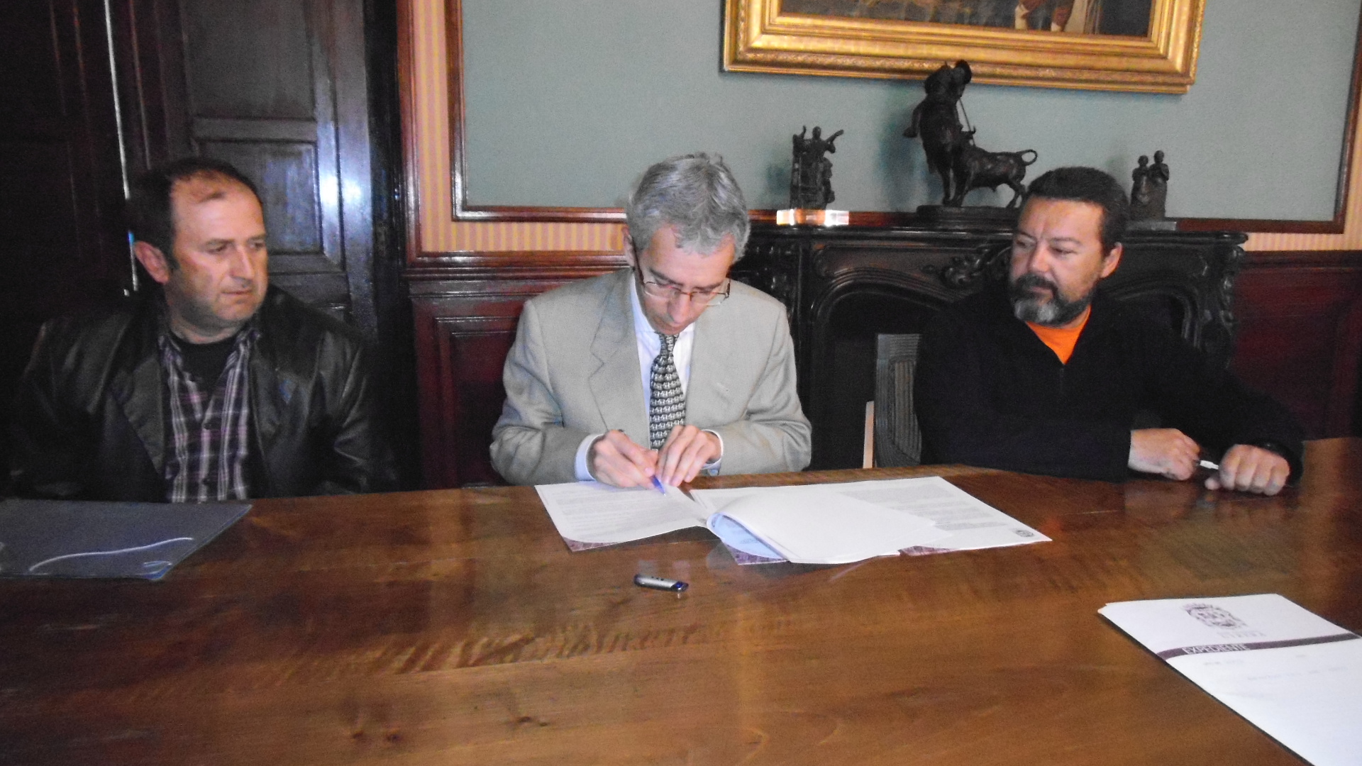 Firmado el convenio para el desarrollo del programa de senderismo y turismo joven entre el ayuntamiento y los osos