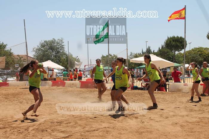 Éxito de participación y gran organización del III campeonato de Balonmano Playa «Ciudad de Utrera»