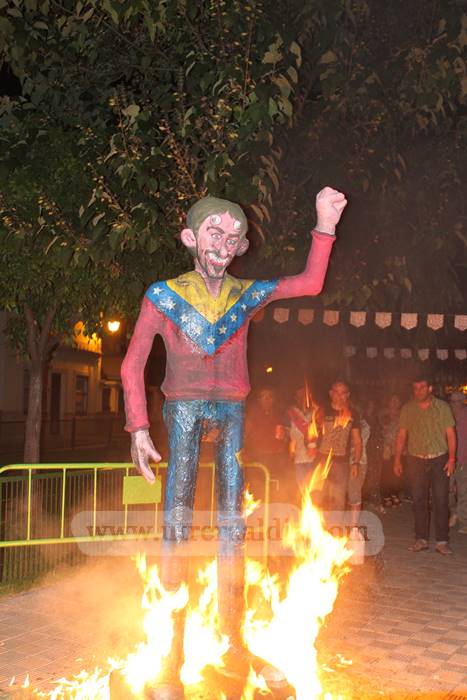 Utrera disfrutó de la noche más corta del año con la «quema de los juanes»