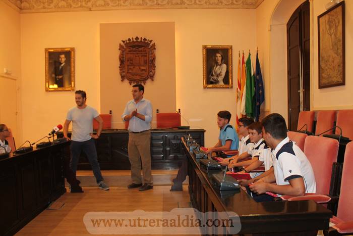 Recepción al club de Natación Utrera, en reconocimiento a los éxitos logrados en las categorías alevín e infantil