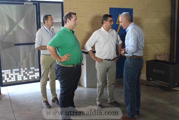 Villalobos visita la industria, ubicada en Utrera, Bedetec