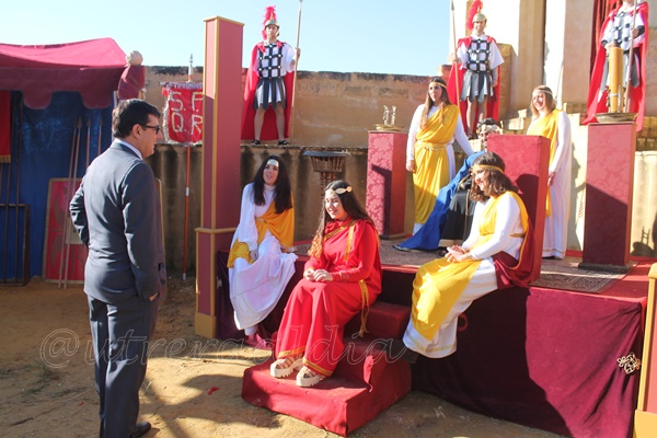Villalobos inaugura el Belén viviente que la Quinta Angustia organiza en el Castillo