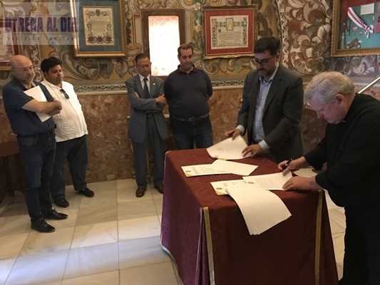 Villalobos y el Rector del Santuario firman el convenio para el arreglo del retablo