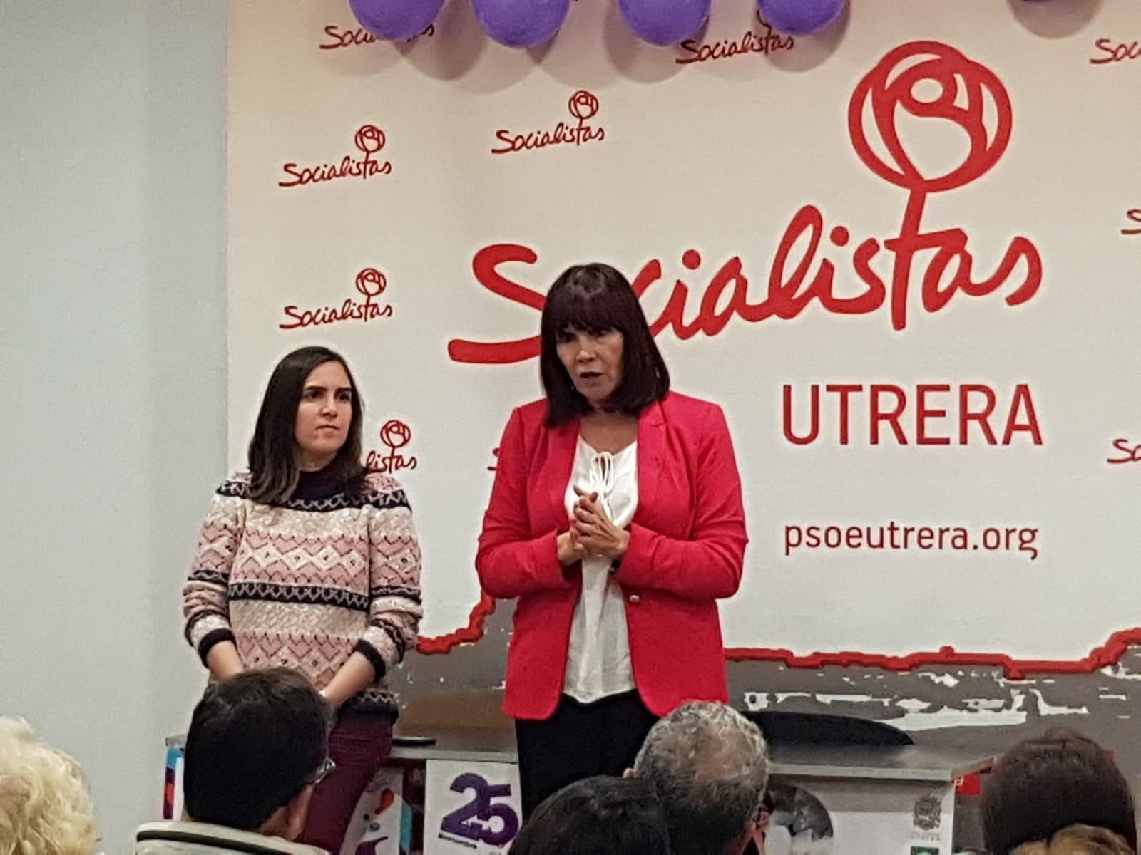 Lleno absoluto en el acto del PSOE en el que Micaela Navarro se reune con asociaciones feministas