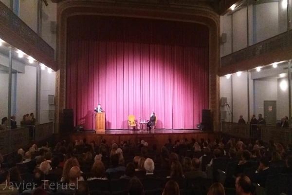 Pedro J. Ramírez llenó el teatro utrerano con una conferencia sobre el Abate Marchena