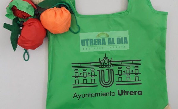 El Ayuntamiento reparte 2000 bolsas reutilizables entre los vecinos de Utrera