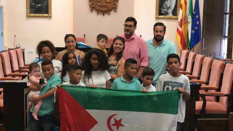 Los niños y niñas saharauis son recibidos en el Salón de Plenos por el alcalde