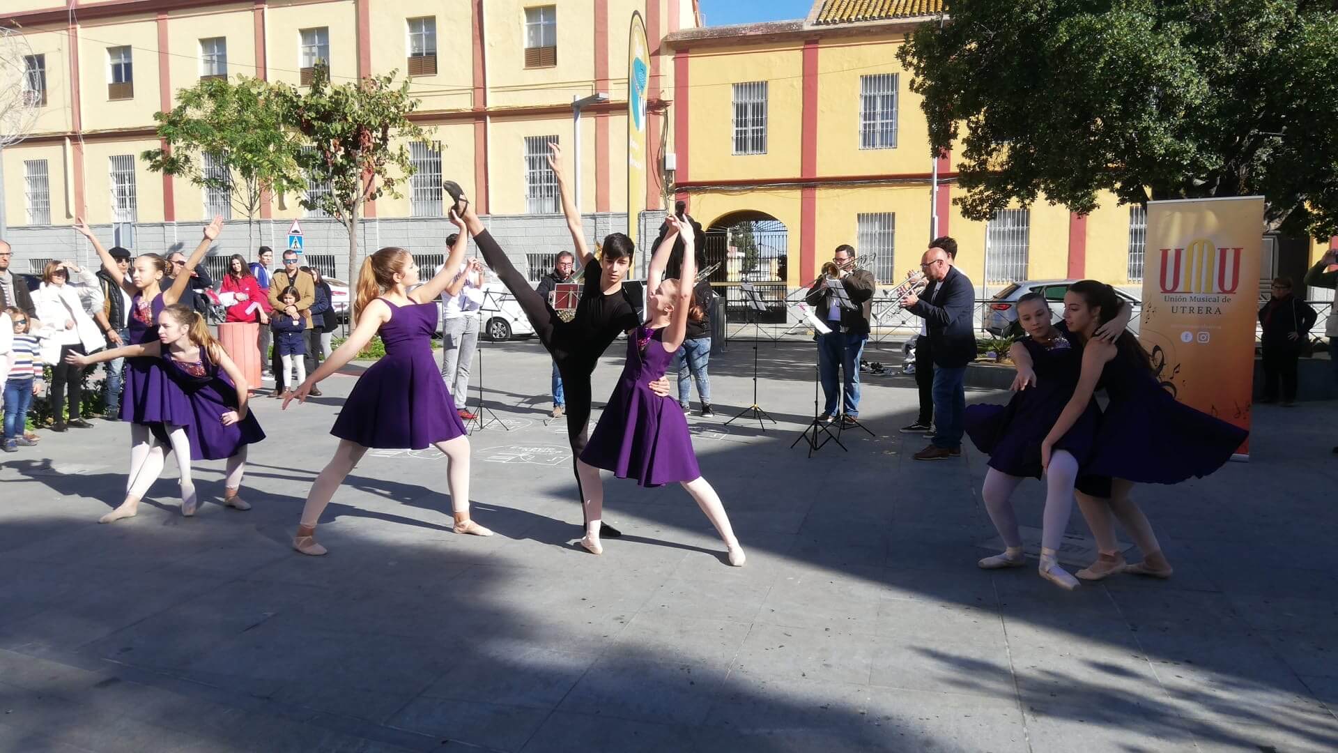 La música en la calle para conmemorar el día de Santa Cecilia patrona de la misma