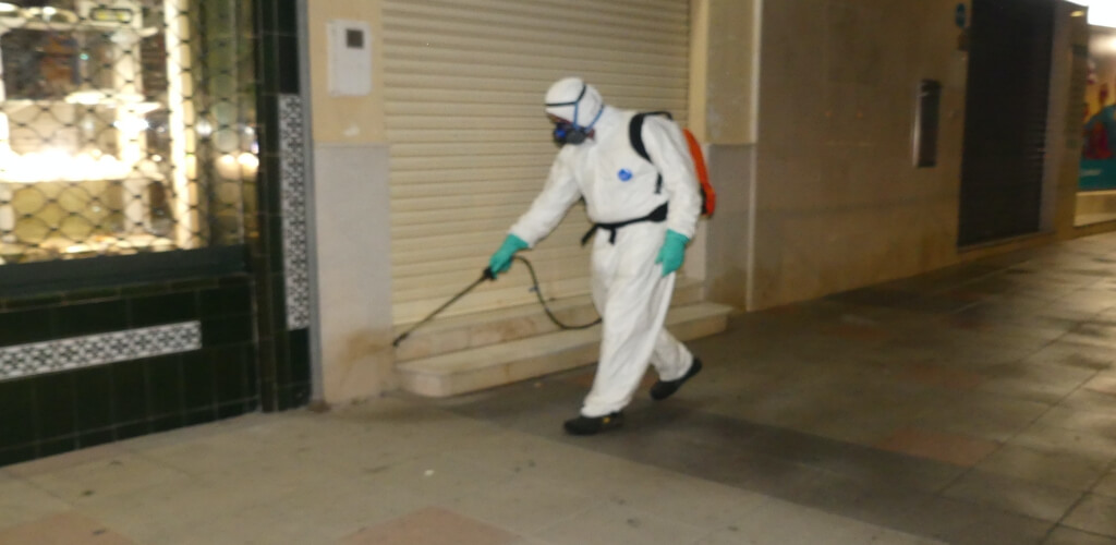 El ayuntamiento realiza un dispositivo especial de limpieza y desinfección en las calles utreranas