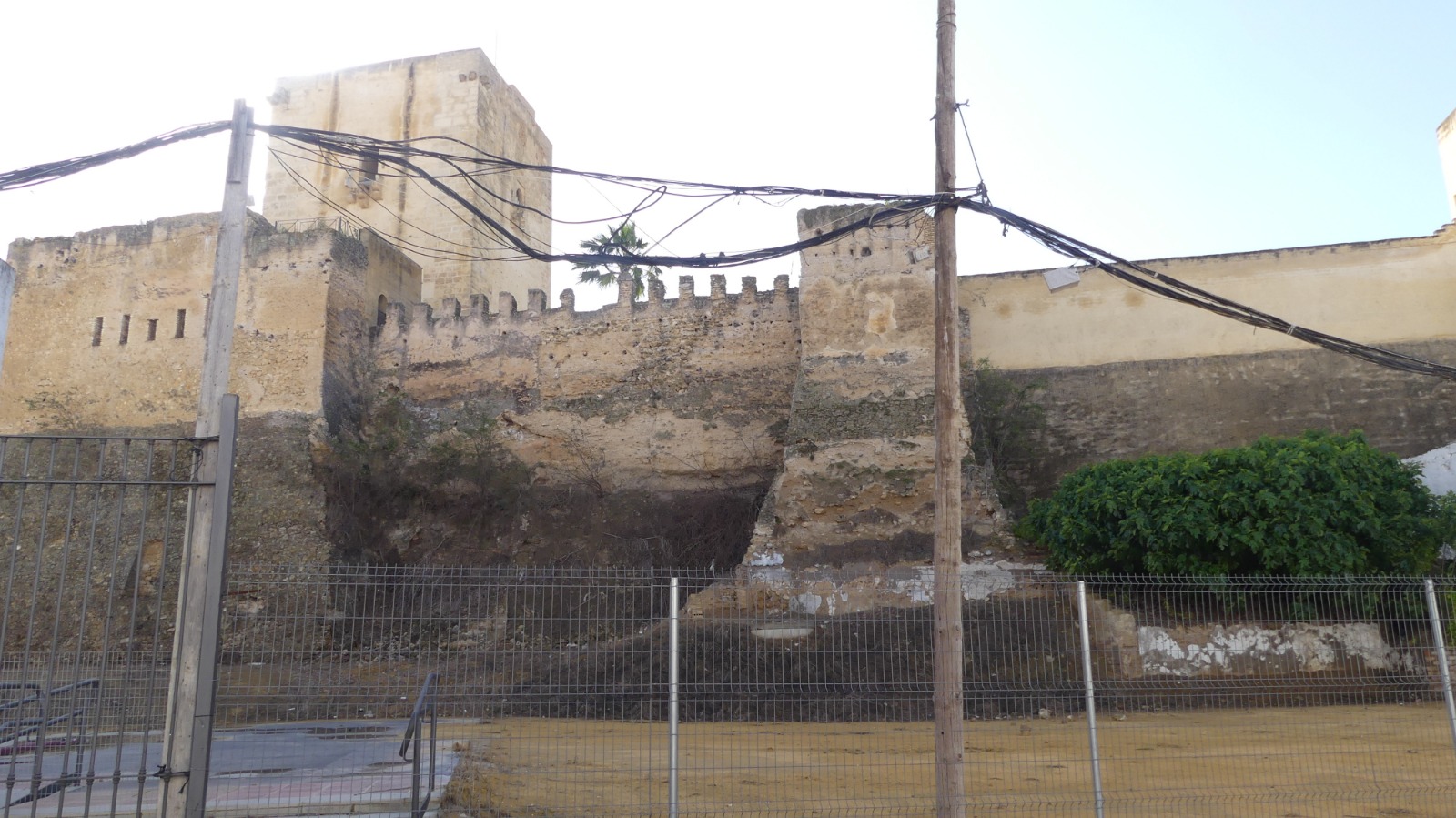 Patrimonio aprueba las obras de conservación del lienzo norte de la muralla del Castillo de Utrera