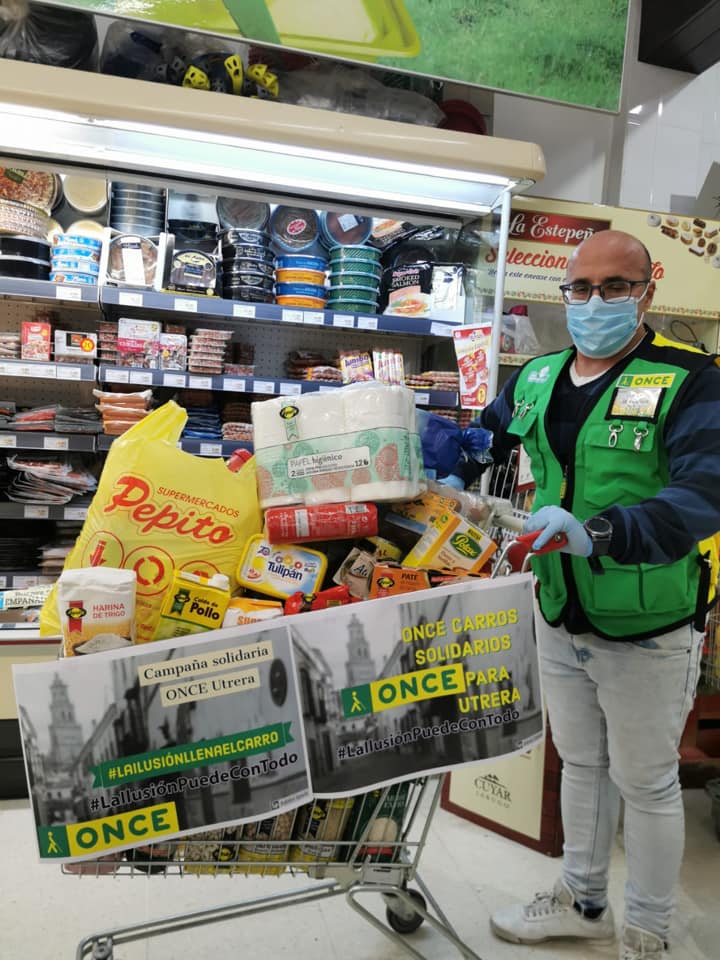 Los vendedores de la ONCE en Utrera donan 11 carros de comida para los Servicios Sociales del Ayuntamiento