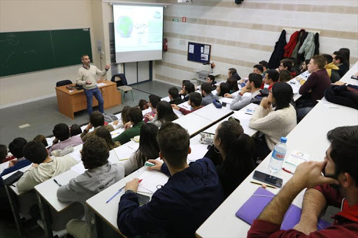 La Junta recomienda a los universitarios ocupar el mismo asiento en aulas y laboratorios para facilitar el rastreo en caso de contagios por COVID-19