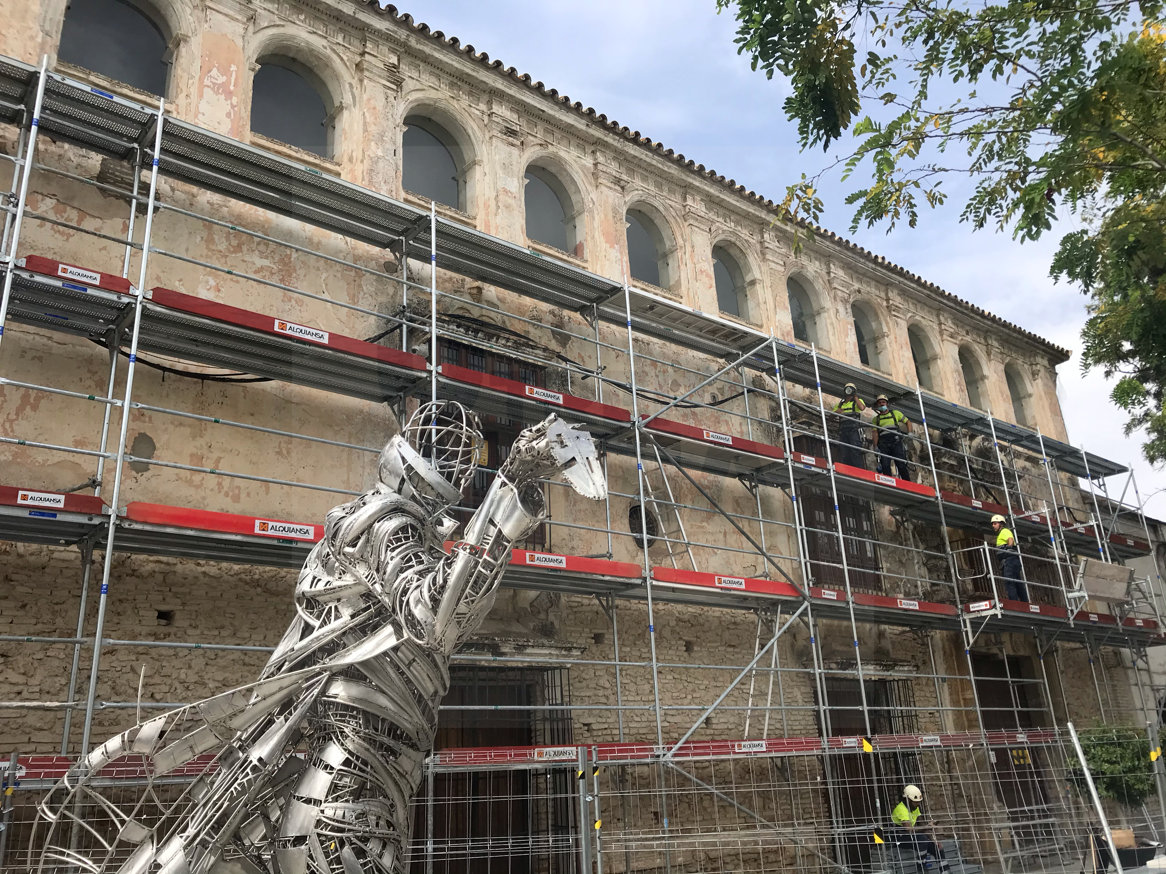 Comienzan los trabajos de restauración de la fachada de la Casa Surga que será «una sorpresa para todos»