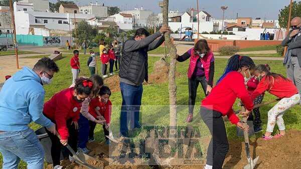 La Asociación de Mujeres de Santiago celebran su 20 Aniversario con una plantación de árboles apoyados por la Delegación municipal de Medio Ambiente