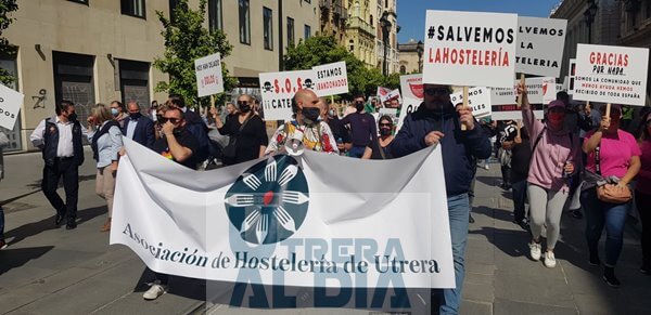 Los hosteleros utreranos se manifiestan en Sevilla junto a los sevillanos por la situación de sus negocios