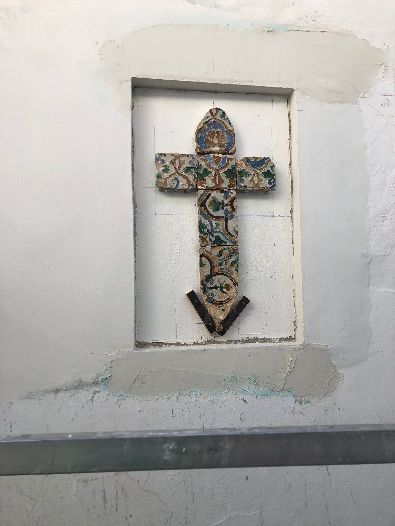 La restauración de la cruz de azulejos de El Niño Perdido explica más de su origen