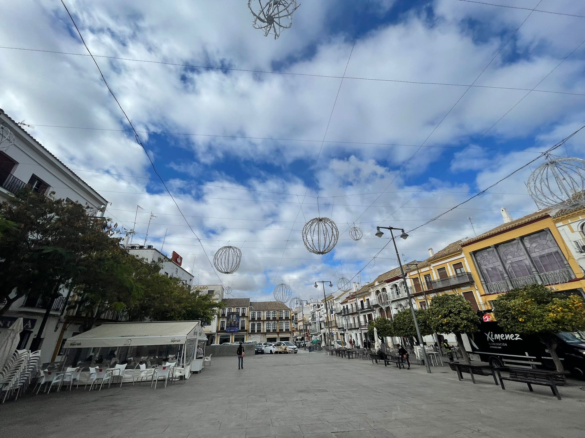 El Ayuntamiento instalará las bolas navideñas del 2019 para «atraer la misma buena suerte» a Utrera
