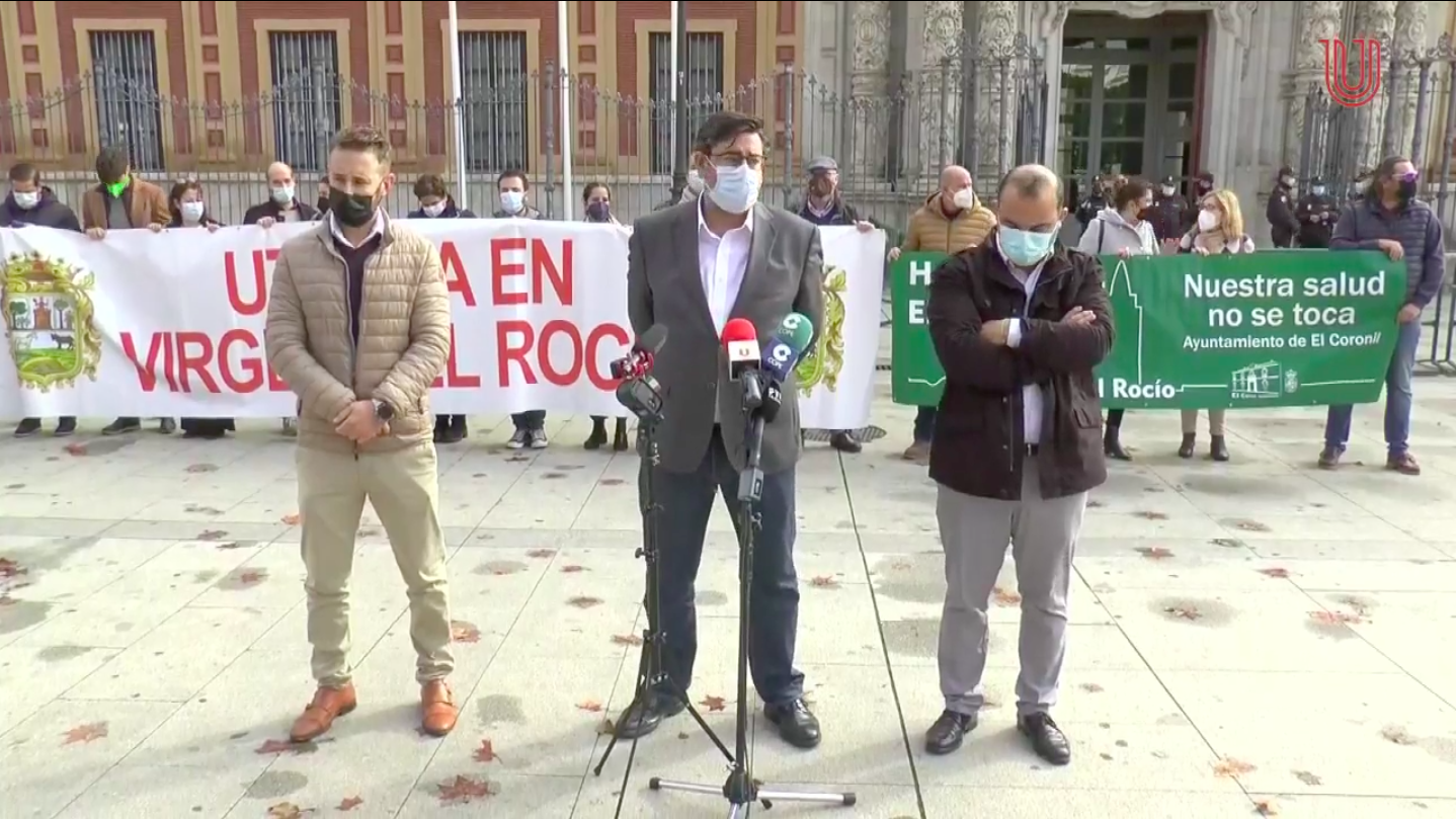 Los alcaldes de  Utrera, El Coronil y El Palmar de Troya protestan contra el cambio de hospital a las puertas del Palacio de San Telmo