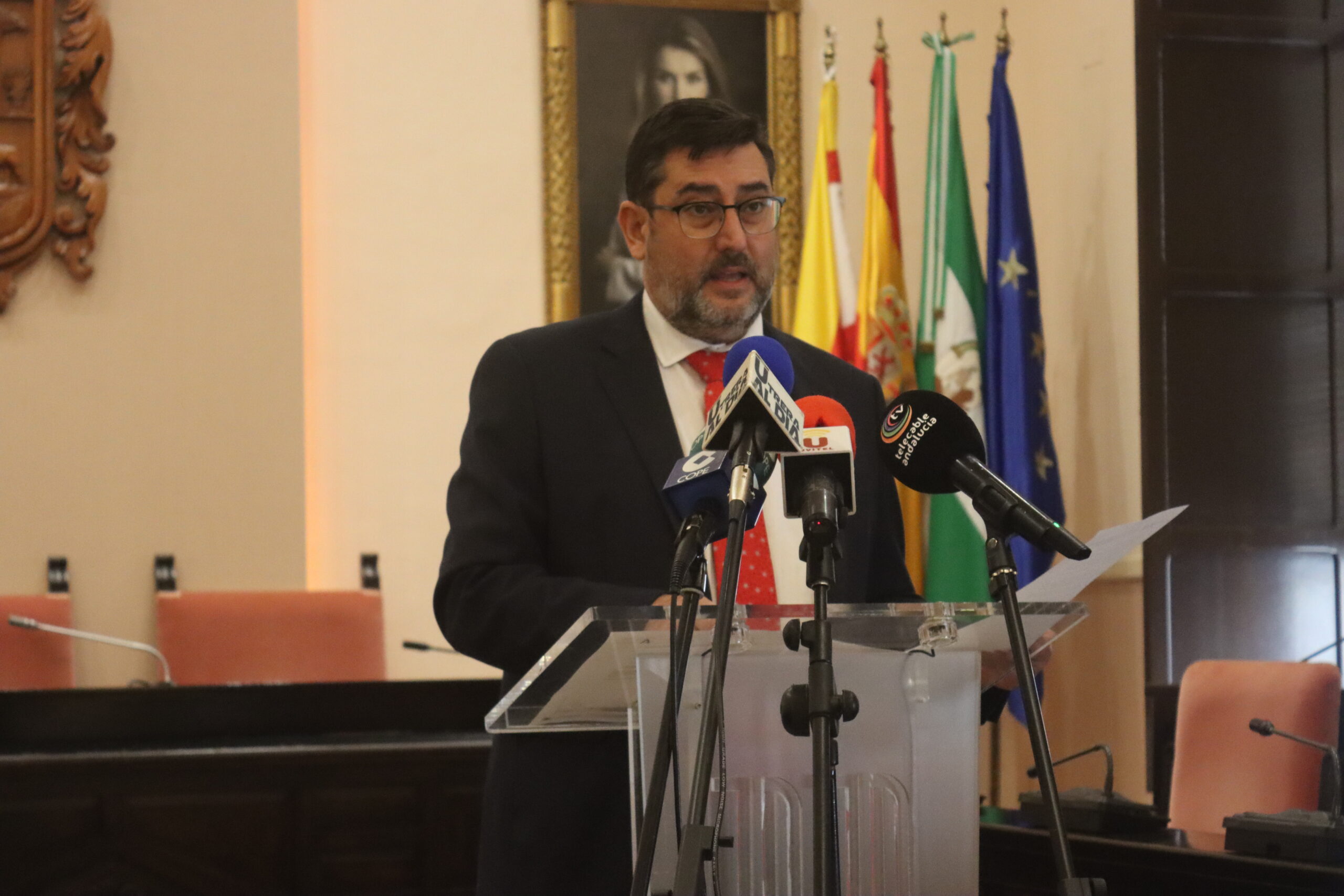 El alcalde de Utrera anuncia «máxima colaboración con la justicia» tras ser citado para declarar por la compra de los cines