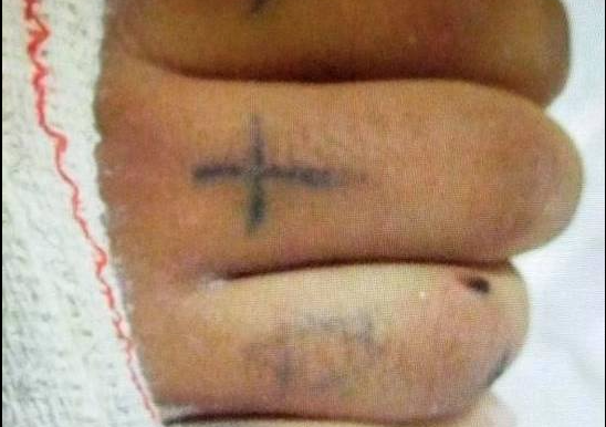 Un joven es arrollado por el tren en Utrera y SOS Desaparecidos publica una foto de sus tatuajes para identificarle