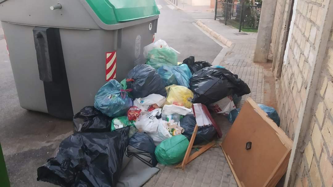 Más País Utrera pide que se sustituyan los contenedores deteriorados en Utrera y pedanías