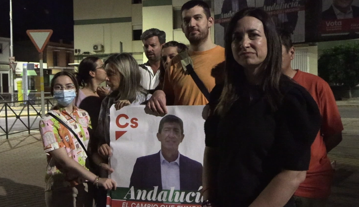 Ciudadanos Utrera realizó la noche del martes la segunda pegada de carteles tras la sustracción de los anteriores