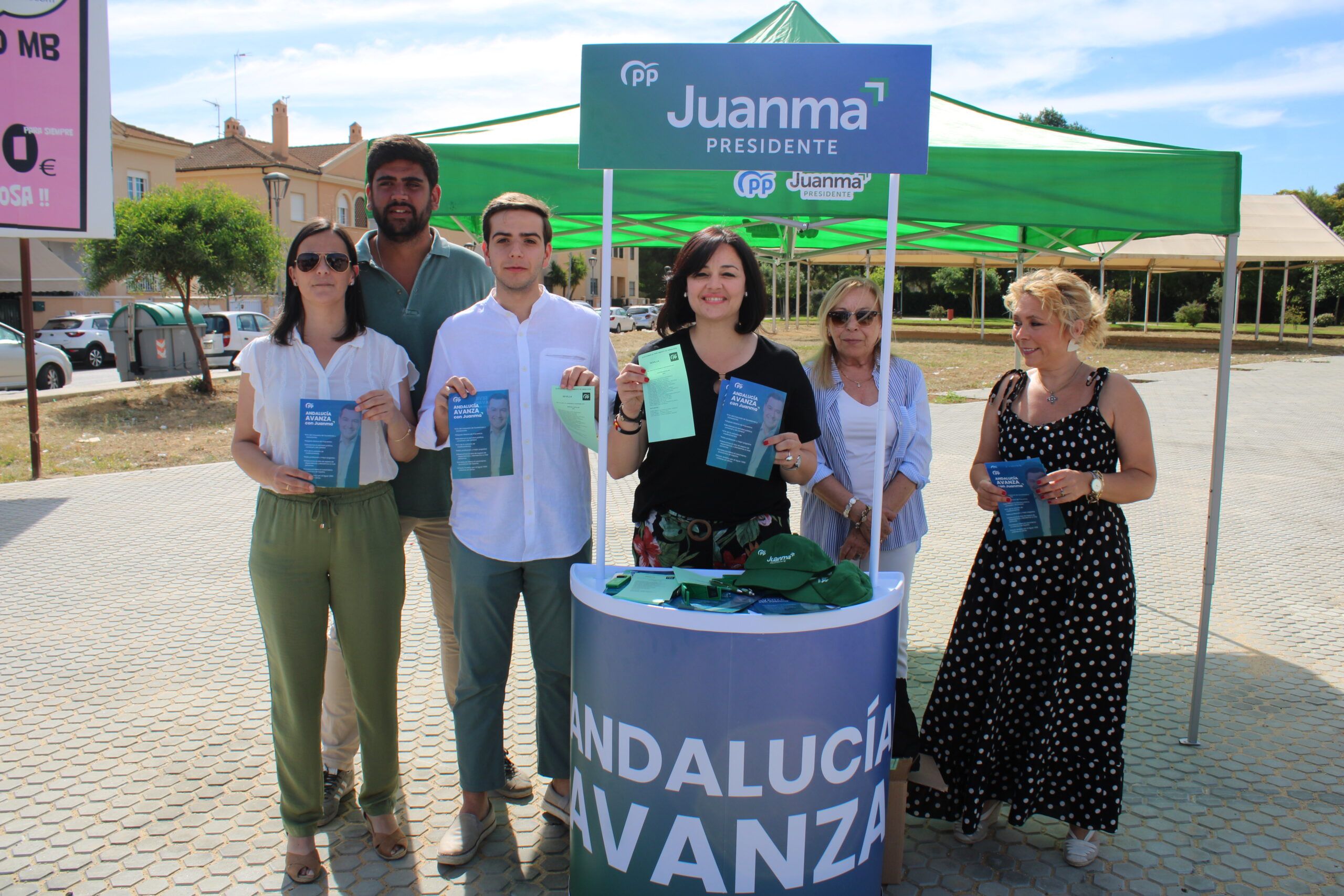 El PP andaluz realiza campaña con Virginia Pérez en el mercadillo de Utrera