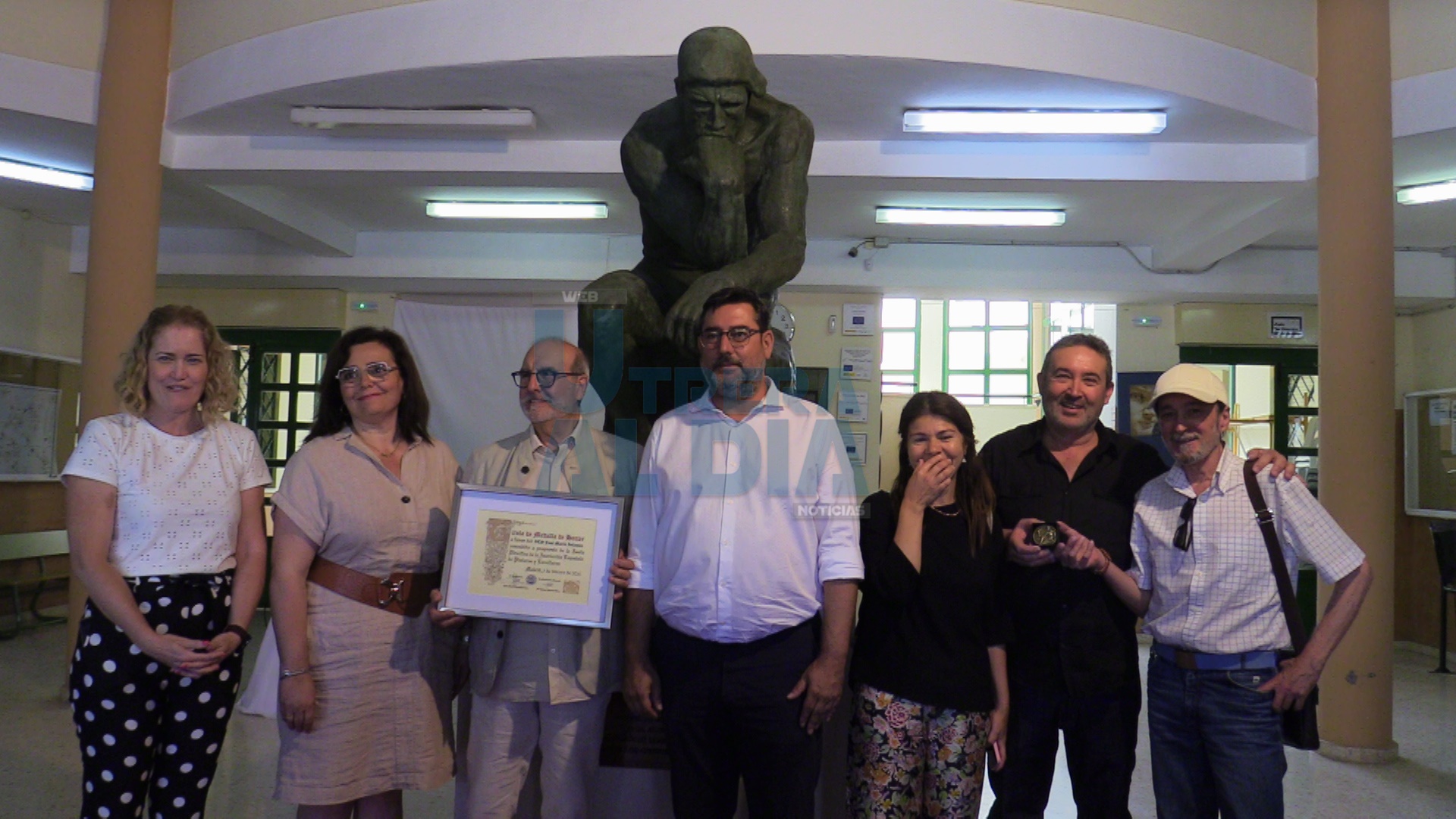 El José María Infantes inaugura su nueva obra «El Pensador» y recibe la medalla de honor de la Asociación Española de Pintores y Escultores