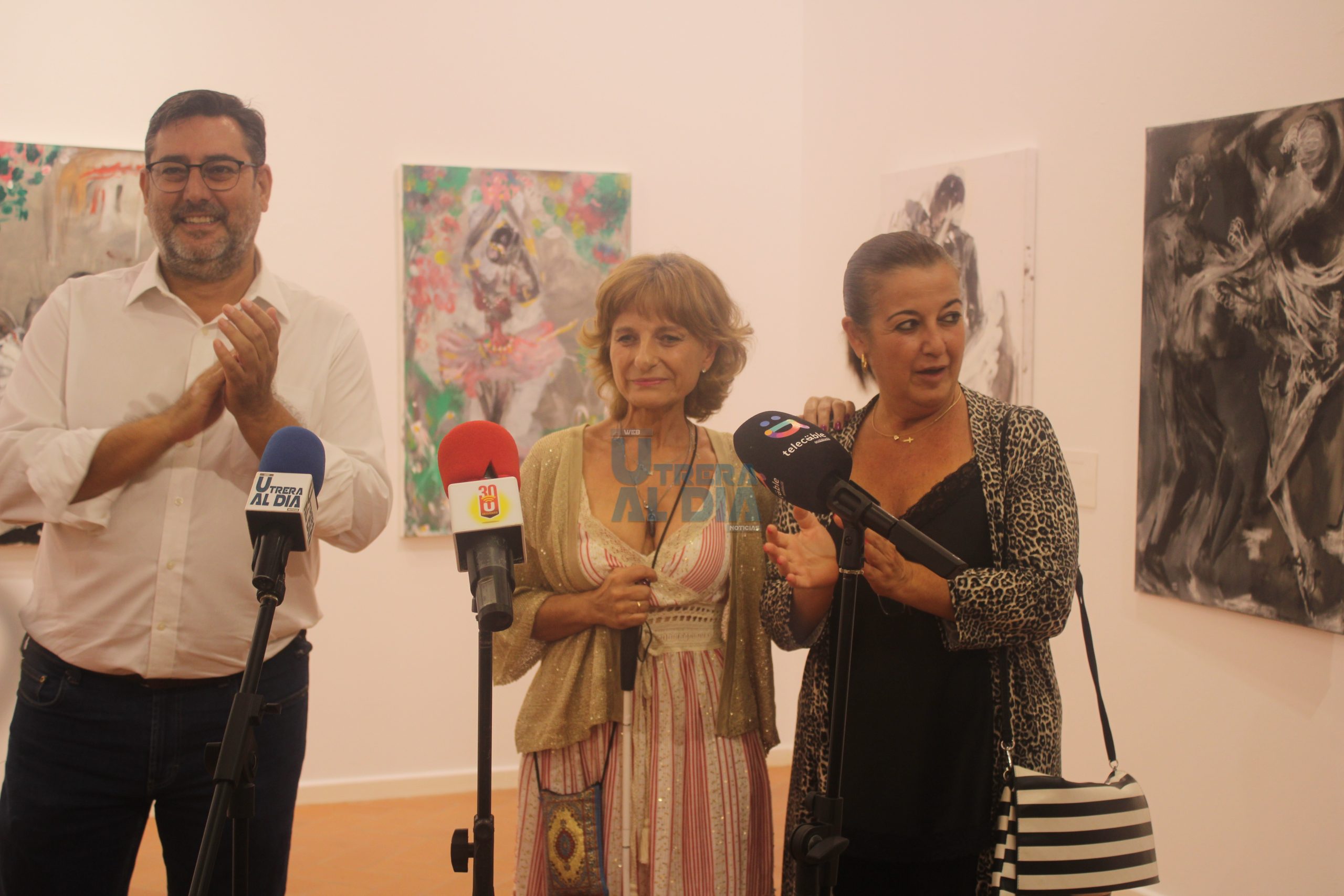 La pintora María José Climent inaugura su exposición dos años después con el alcalde de Utrera
