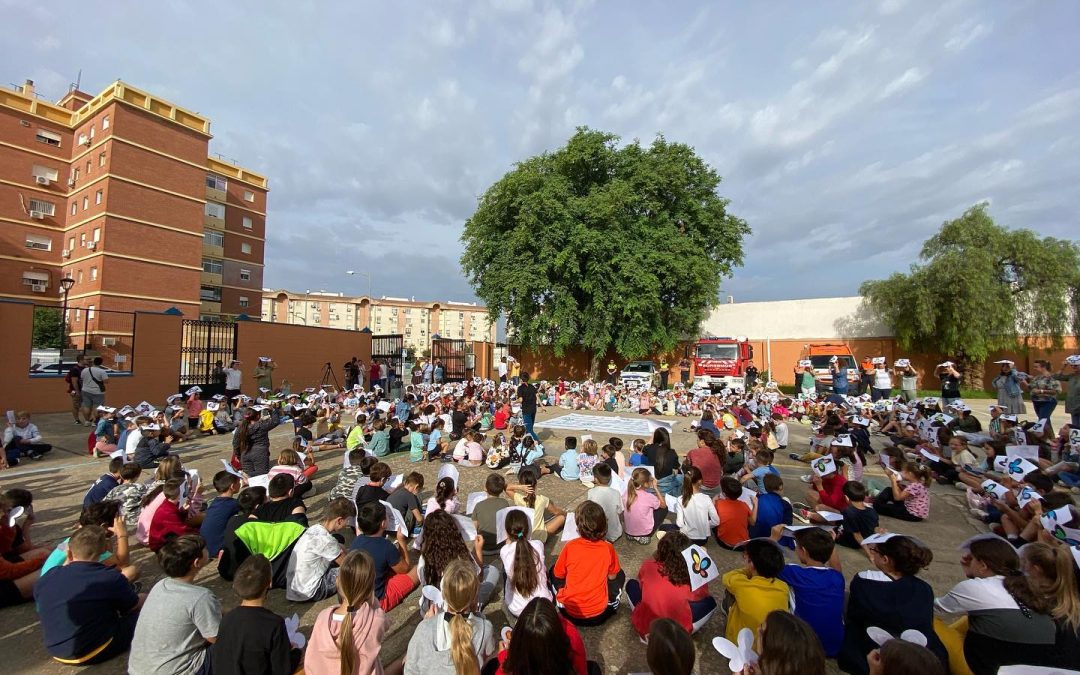 El colegio utrerano Alfonso de Orleans da visibilidad al Día Internacional de la «Piel de Mariposa» con un acto en su patio