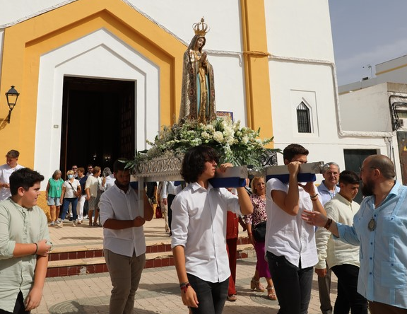 La Hermandad de Fátima de Utrera vive su gran día con la celebración del Santo Rosario