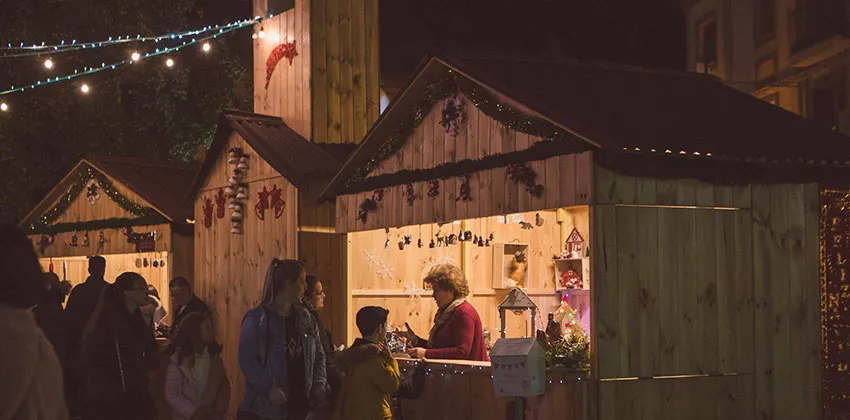 Los utreranos ya pueden visitar el Mercado Navideño de Artesanía en la Plaza Pío XII