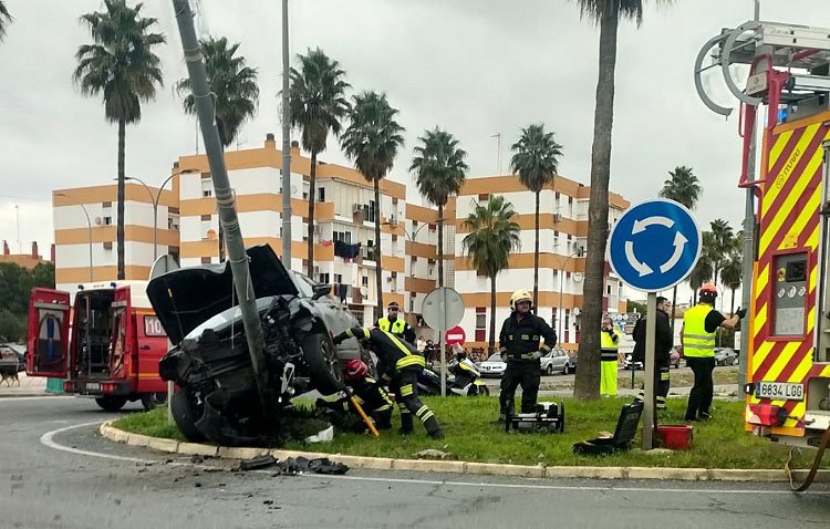 Un accidente en la rotonda de la calle Molares deja dos heridos leves la tarde del miércoles