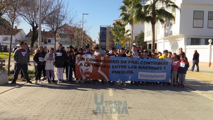 Más de 600 escolares de los centros utreranos se lanzan a la calle en la 4º Marcha Solidaria por la Paz (vídeo y fotos)