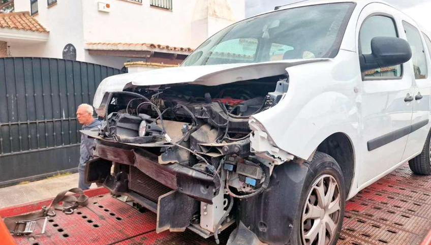 Cuatro heridos en un accidente en Utrera al chocar dos coches entre las calles Mar Menor y Mar de las Antillas