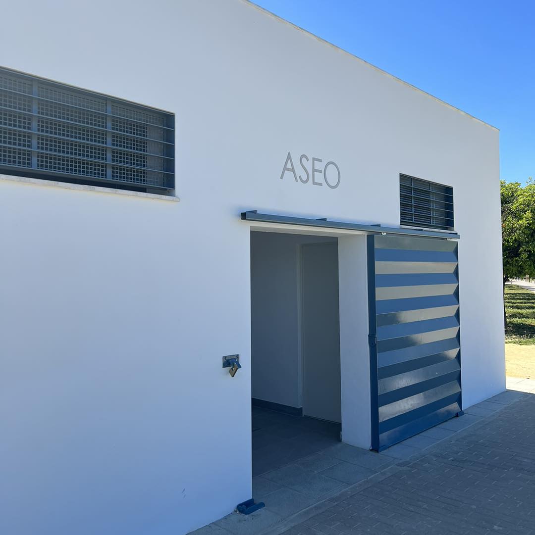 Abren los nuevos aseos del parque del V Centenario Utrera al día