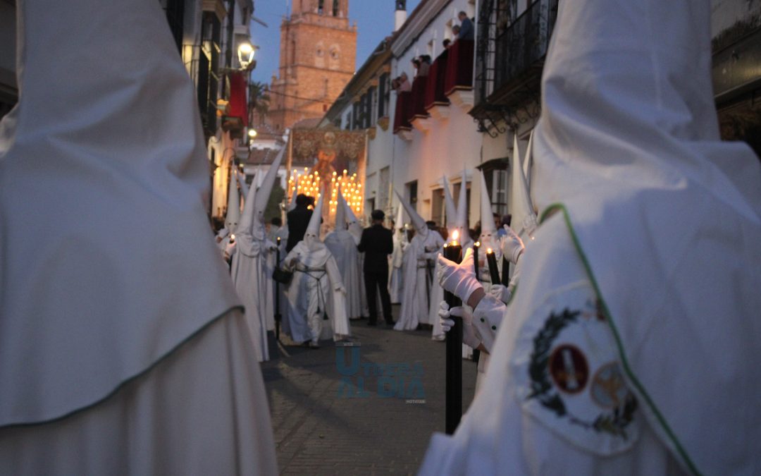Marea blanca de 600 nazarenos recorrió las calles de Utrera en la noche del Miércoles Santo (vídeo y galería)