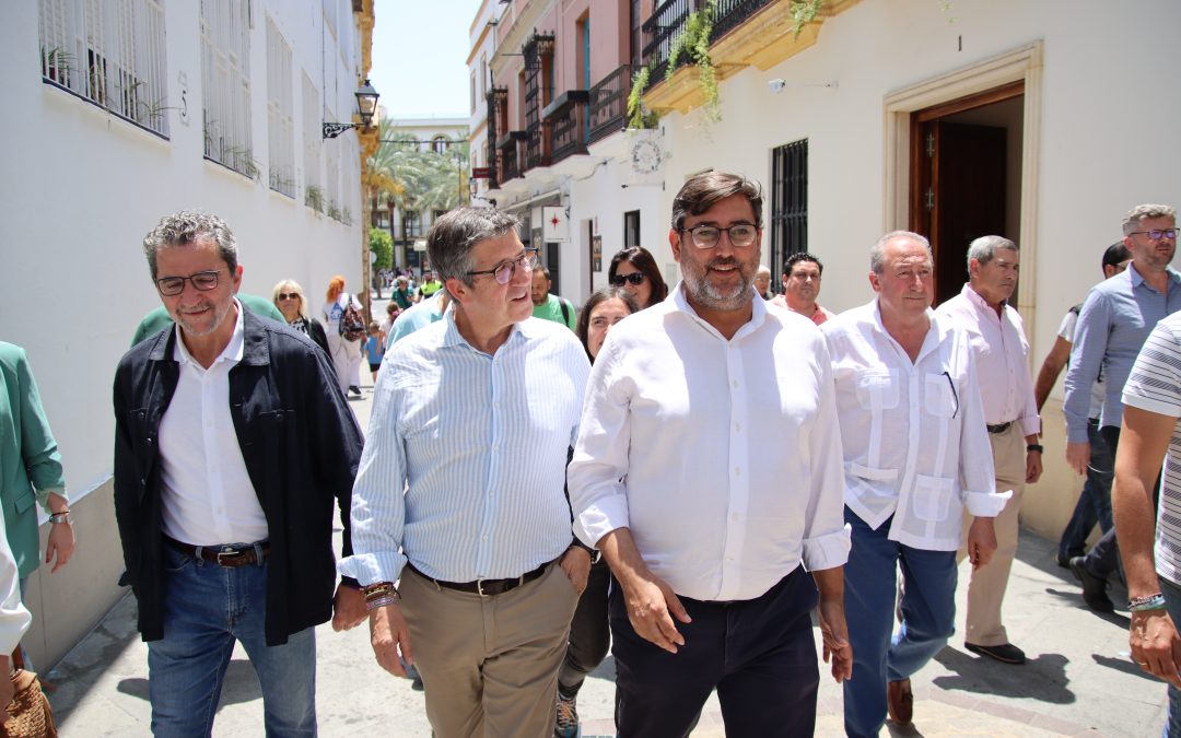 «Es el alcalde de la gente», el diputado Patxi López visita Utrera para apoyar a Villalobos (vídeo y fotos)
