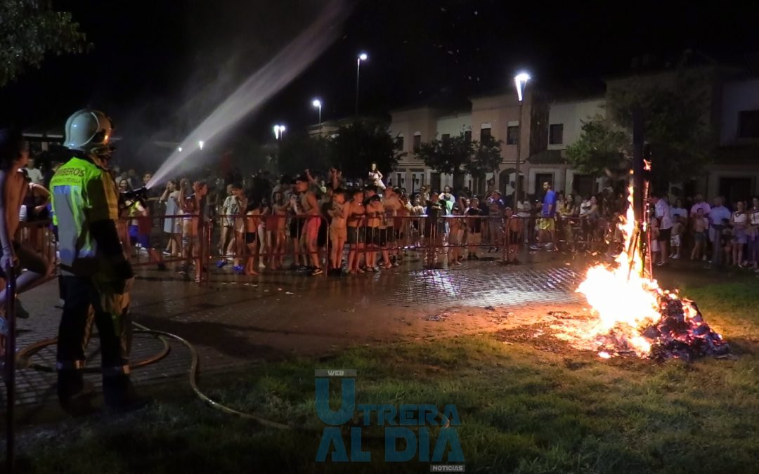 Utrera celebró su noche de San Juan con reuniones de vecinos en la calle (vídeo y fotografías)