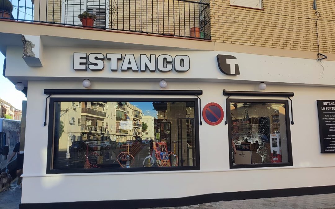 Un vecino lanza una maceta desde su ventana para evitar el robo de un Estanco en Utrera