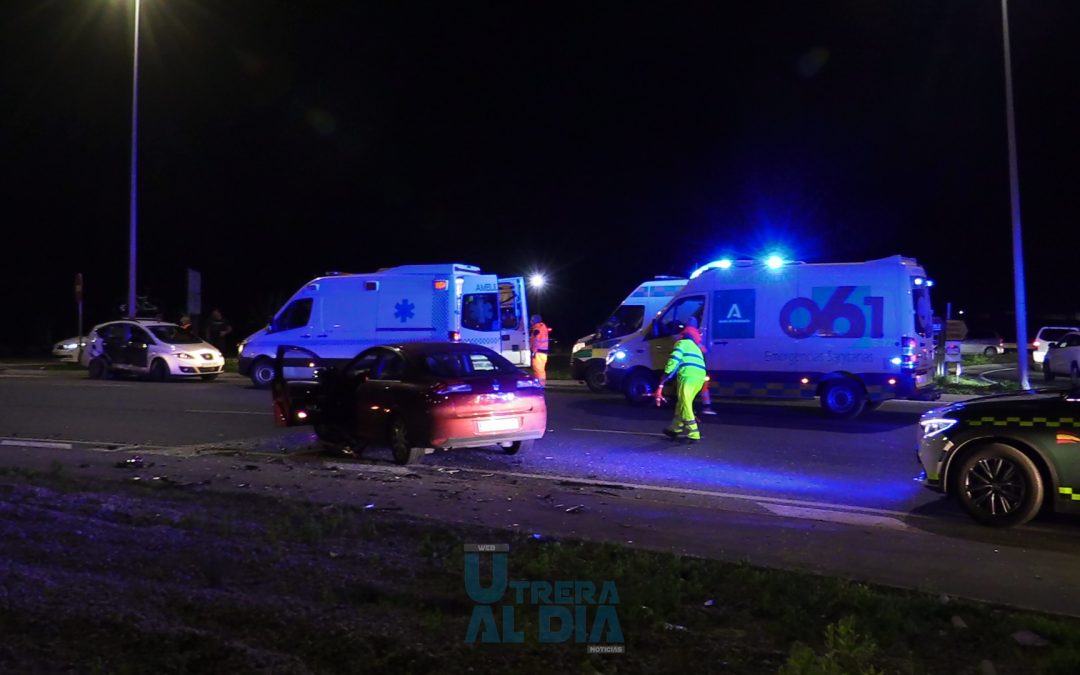 Dos heridos graves en un accidente automovilístico en la rotonda a la entrada de Utrera [fotos y vídeo]