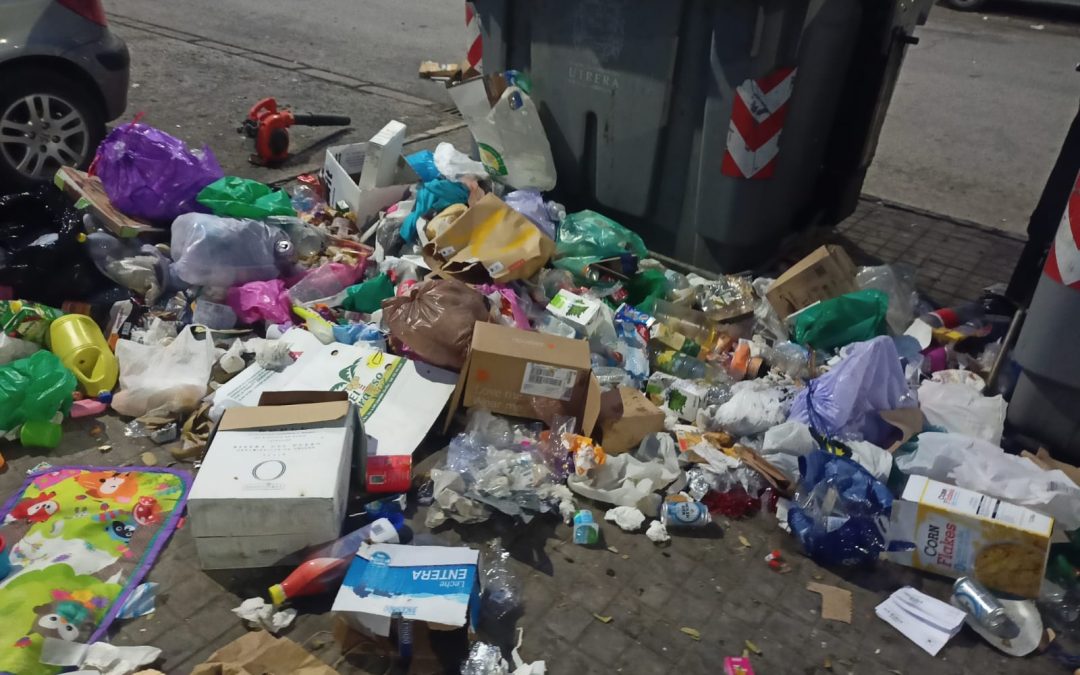 El consistorio pide ayuda a la ciudadanía para localizar a los vándalos que esparcen basura en El Tinte 