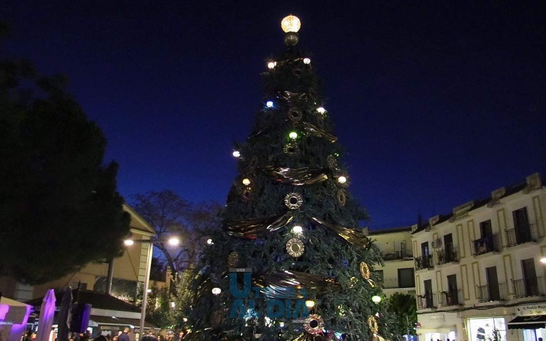El nuevo árbol de Pío XII diseñado por el utrerano David Villalba iluminará de día y de noche (vídeo y galería)