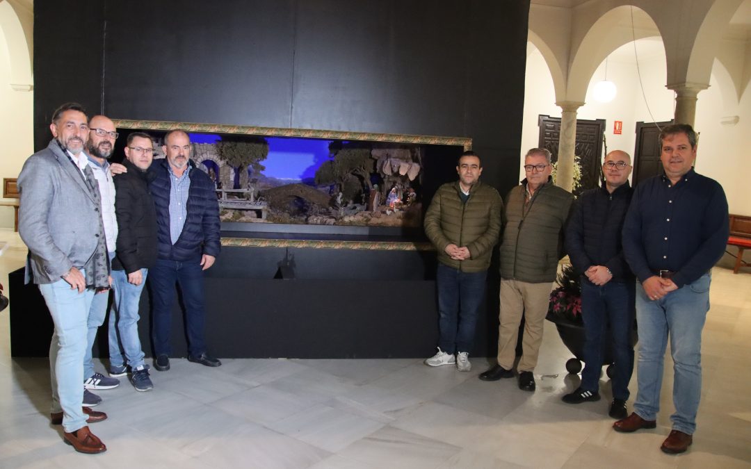 Un gran Belén de la Asociación de Belenistas de Utrera adornará el patio del ayuntamiento [Vídeo y fotos]