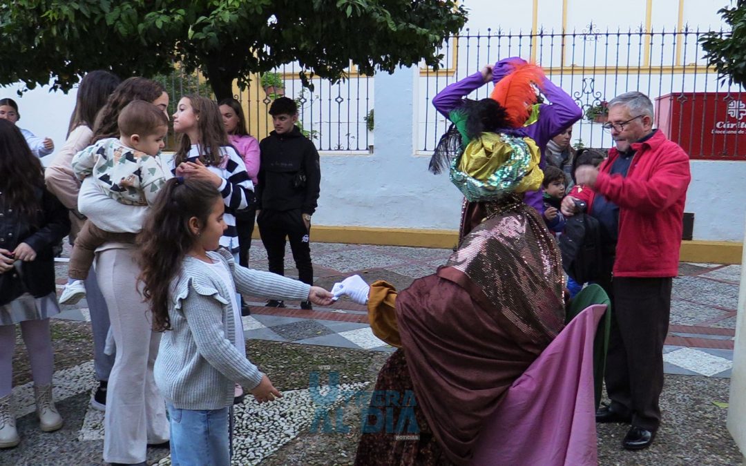 Decenas de niños recibían al Cartero Real la tarde del viernes 8 de diciembre (vídeo y galería)