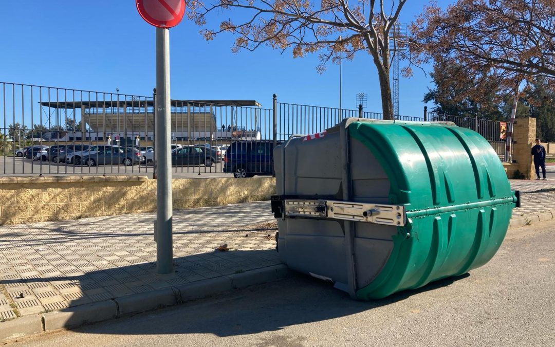 Los actos vandálicos se ceban con los contenedores y papeleras este fin de semana en Utrera