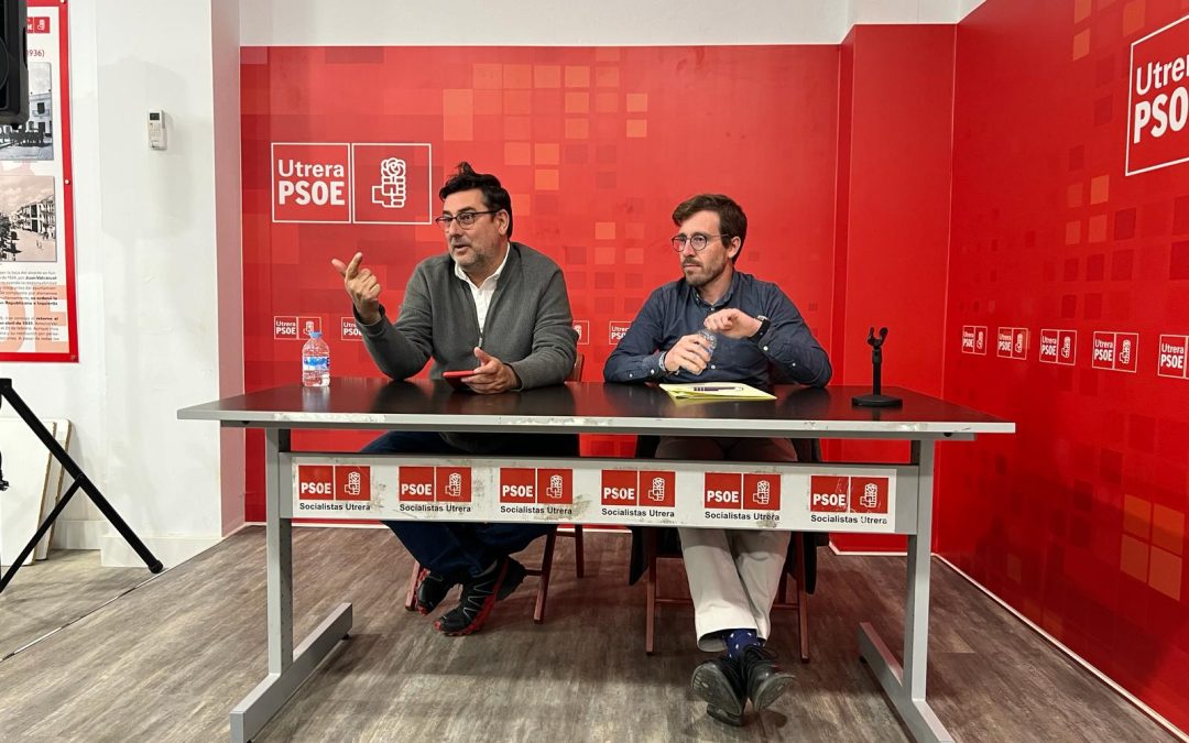 Villalobos y el subdelegado del gobierno en Sevilla hablan en la sede del PSOE sobre las políticas nacionales