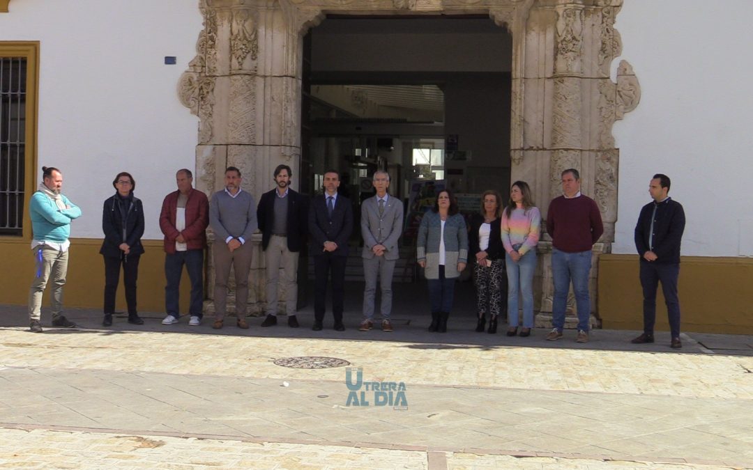 Minuto de silencio en las puertas del Ayuntamiento de Utrera por el 20º aniversario del 11-M [vídeo]